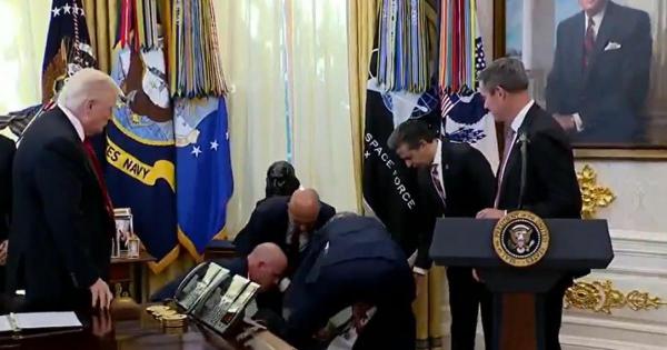 Un director al unei companii farmaceutice se prăbuşeşte în Biroul Oval, în timpul unei conferinţe