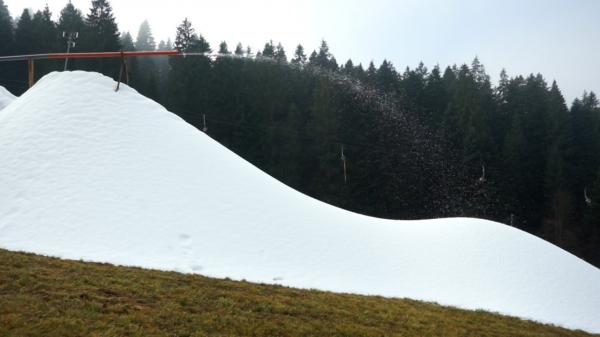 Pârtia de la Durău, pregătită să primească schiori. Tunurile de zăpada funcționează la capacitate maximă