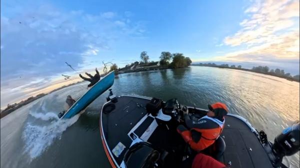 „Băi nebunilor, băi”. Momentul când două ambarcaţiuni se ciocnesc. Un bărbat a fost aruncat în aer