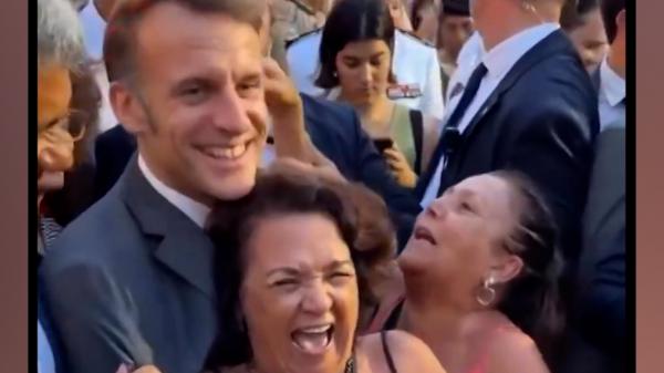 Macron, îmbrăţişat şi sărutat de brazilience în plină stradă în timpul vizitei oficiale. Momentul, filmat