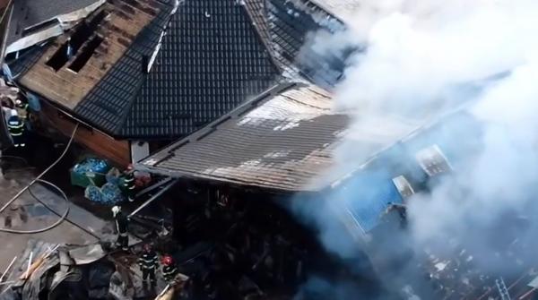 Pensiunea din Gura Humorului distrusă de un incendiu avea mai multe probleme tehnice, indicate de pompieri
