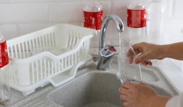 Cât de periculoase pot fi sticlele de apă reutilizabile care nu sunt spălate. Riscurile pentru sănătate