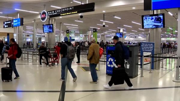 Criza bugetară din SUA se apropie de final, dar haosul din transporturi continuă. Sute de zboruri, anulate