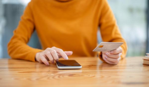 O tânără a furat 77.000 de lei de la bunica sa folosind aplicaţiile de pe telefonul bătrânei