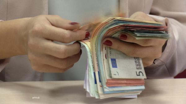 Cum a fost prinsă contabila care fura din banii profesorilor. Averea, de negăsit