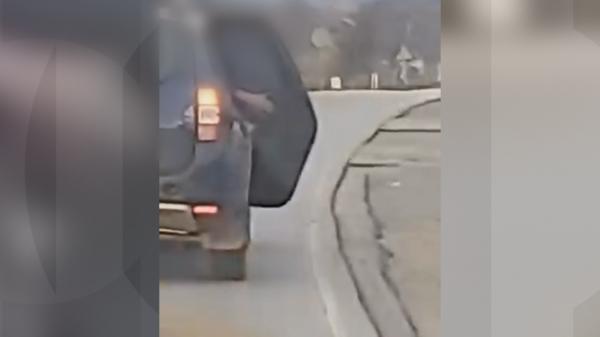 Scene şocante în Arad: Tânăr filmat în timp ce se aruncă dintr-o maşină aflată în mers