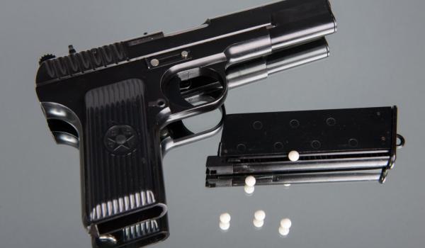 Elevă împuşcată de un coleg la şcoală. Tânărul a folosit o armă tip airsoft