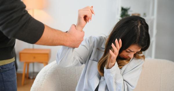 Un bărbat din Argeș și-a pândit soția și a agresat-o. Avea interdicție să se apropie de ea