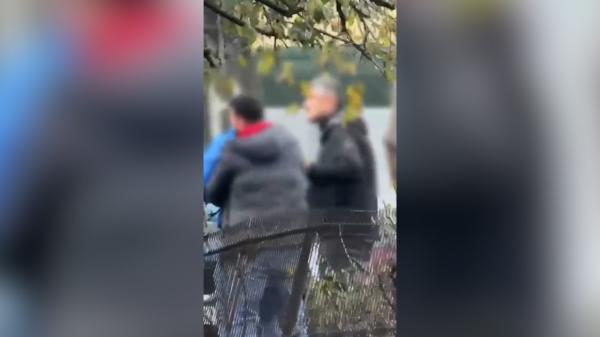 Livrator nepalez, agresat în Bucureşti. Un tânăr a încercat să-i fure scuterul, a fost oprit de trecători