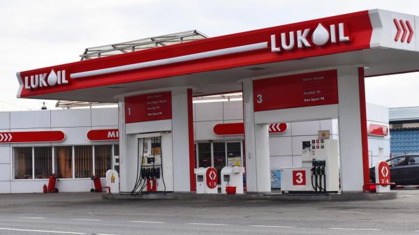 Cinci companii vor să cumpere rafinăria și benzinăriile Lukoil din România. Una e din SUA şi alta din Ungaria