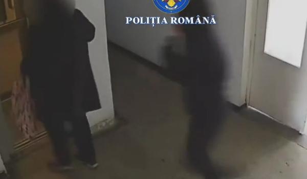 Momentul în care o bătrână e jefuită de 2 adolescenți într-o scară de bloc din Timișoara