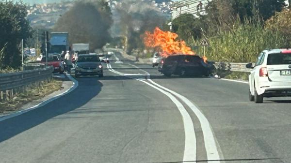 O româncă a murit carbonizată într-un Fiat Punto, în Italia, după ce s-a ciocnit frontal cu o altă mașină
