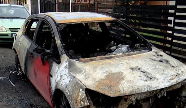 Un constănţean s-a trezit cu maşina făcută scrum şi dă vina pe iubitul fostei soții, un bărbat însurat