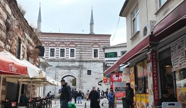 O mamă şi cei 2 copii au murit în vacanţă în Turcia după ce au mâncat un produs local. Tatăl, în stare critică