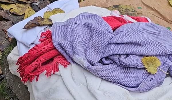 Moarte învăluită în mister la Bacău. Cadavrul tinerei găsit lângă calea ferată era învelit cu un cearşaf