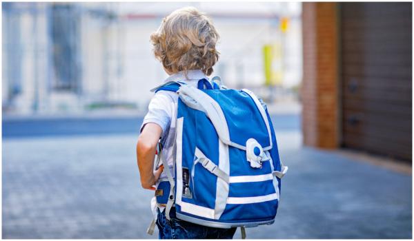 Povestea lui Andrei, băieţelul care învaţă singur, într-o clasă goală, după ce ceilalți copii au fost retrași