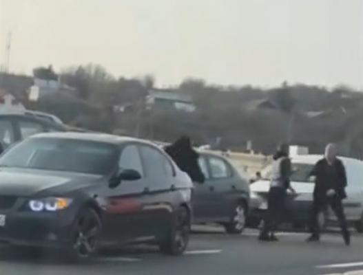 Momentul în care doi şoferi din Vrancea s-au luat la bătaie în trafic pentru un loc de parcare