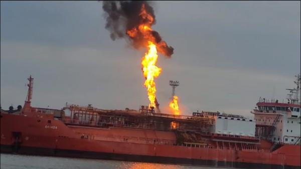 O dronă rusească a lovit o navă plină cu GPL, pe malul ucrainean al Dunării. Localitatea Plauru, evacuată