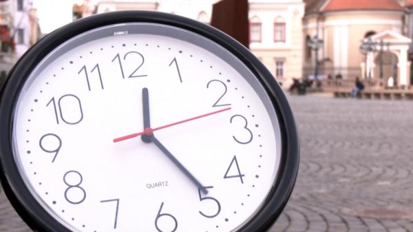 Cum se manifestă amnezia digitală: uităm cum să citim un ceas clasic sau cum să ne orientăm în spaţiu