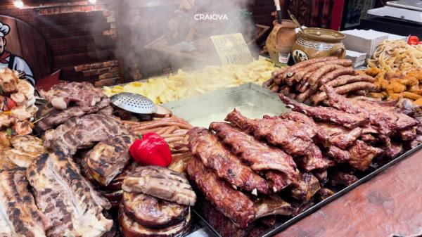 Cât costă un meniu cu mici şi cartofi prăjiţi la târgul de Crăciun din Craiova: "Cam piperate preţurile"