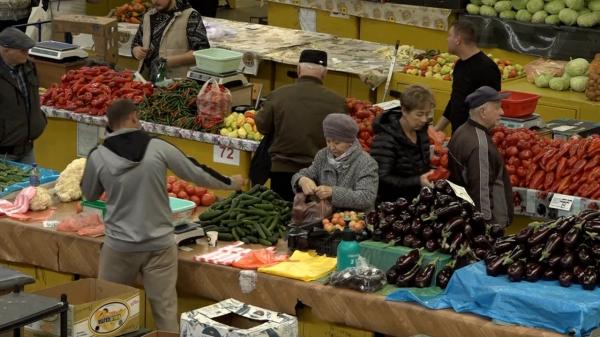 Pieţele sunt pline de legume proaspete în prag de iarnă. Producătorii au dat lovitura în ultimele luni