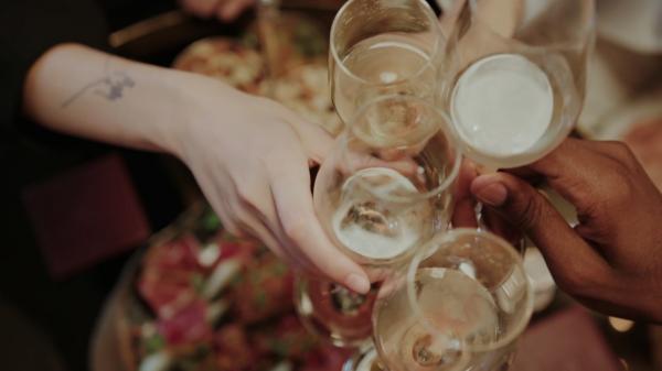 Producţia slabă și inflația urcă prețul vinului. Cât va costa de Sărbători