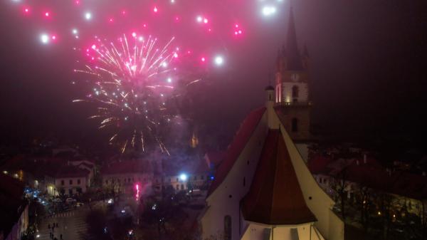 Brașovul renunță la artificii de Anul Nou pentru a proteja animalele. Ce spectacol pregătesc autorităţile