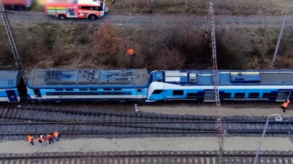 "Conductorul ar fi ignorat semnalul de oprire". Ipoteza anchetatorilor în cazul coliziunii feroviare din Cehia