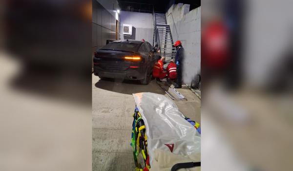 Bărbat în scaun cu rotile, mort după ce o şoferiţă a intrat în parcarea unui centru medical din Bihor