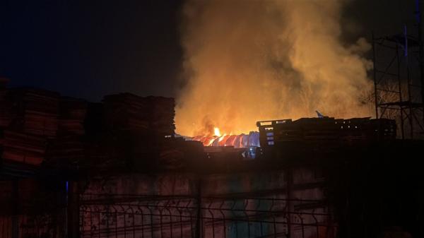 Incendiu puternic la o hală din Călinești, în Argeş. Pompierii intervin cu mai multe autospeciale