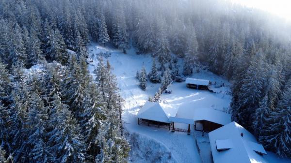 Temperaturile scad cu 10-15 grade de duminică. Meteorologii anunţă că ninsorile se întorc
