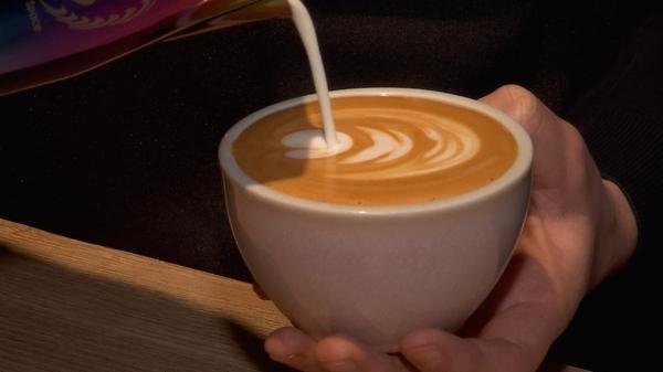 Cafeaua a devenit un lux pentru români. Cum să economisești fără să renunți la savoarea dimineţilor