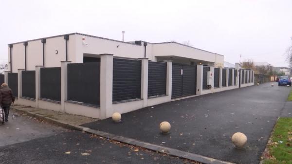 În Galați, o familie și-a "rezervat" trotuarul la cerere. Vecinii, nemulțumiți: "Le este frică să vorbească"