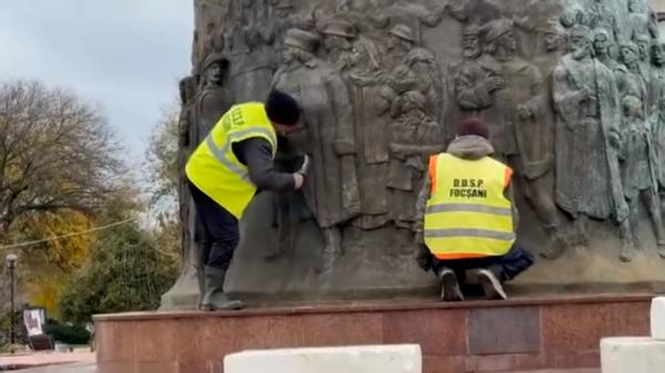 Monumentul Unirii din Focșani, curățat cu perii de sârmă ca pe grătar. Ce spun specialiştii
