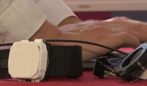 Mai mulţi elevi au dezvoltat o braţară sport care te corectează când faci mişcările greşit