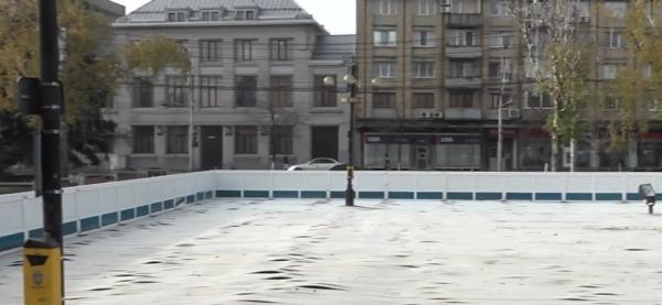 Imagini virale din Ploieşti. "Dorel" a uitat doi stâlpi şi două reflectoare în mijlocul patinoarului