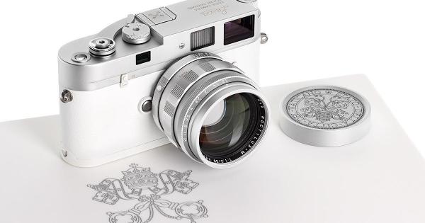 Camera foto a Papei Francisc, unică în lume, vândută cu 6,5 milioane € la Viena