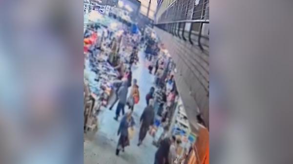 Momentul când un bătrân este pus la pământ de un vânzător nervos în Obor. Agresorul i-a dat un pumn în faţă