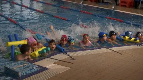 De ce nu trebuie să-i ții pe copii departe de bazinul de înot. Lista beneficiilor