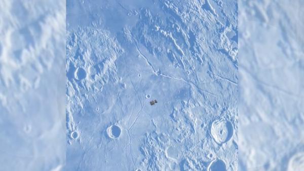 Imagini rare cu Stația Spațială Internațională în timp ce trece prin dreptul Lunii