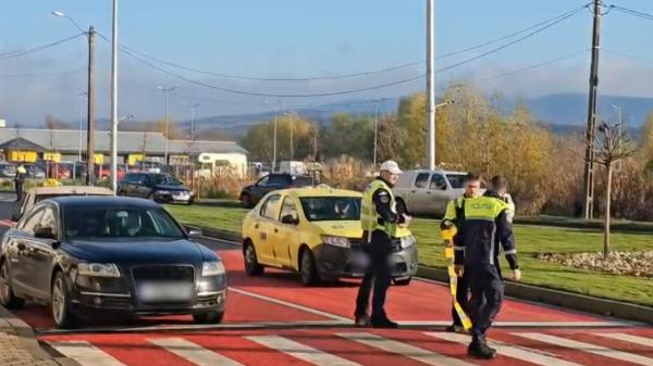 Femeie spulberată de un taximetrist pe trecerea de pietoni, în Vaslui