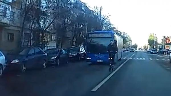 La un pas de tragedie. Trotinetist, depășire periculoasă pe trecerea de pietoni