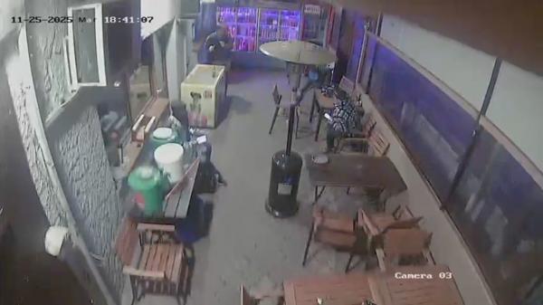 Momentul exploziei din Buftea, surprins de camera de supraveghere a unui magazin situat la 50 de metri de bloc