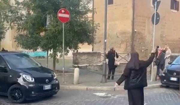 Imagini devenite virale cu o călugăriță româncă care a dirijat traficul rutier în Roma ca un adevărat polițist
