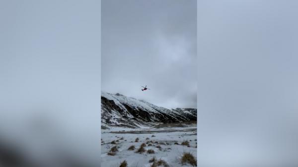Primul elicopter Black Hawk folosit într-o operațiune montană. Salvamont caută tânărul dispărut în Bucegi
