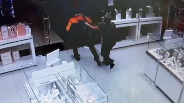 Un hoţ a încercat să fure o brăţară şi un inel cu diamant dintr-un mall din Timişoara. Un trecător l-a prins