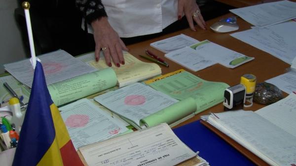 Asistent medical acuzat că a îndatorat zeci de pensionari. Credite făcute pe ascuns, cu actele pacienților