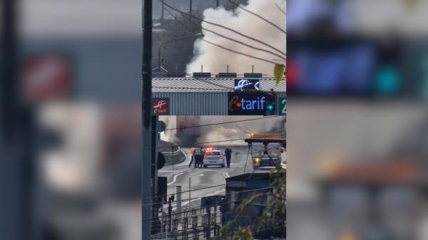 TIR cu nitrocalcar în flăcări pe A2, lângă staţia de taxare de la Fetești. Traficul spre Capitală, blocat