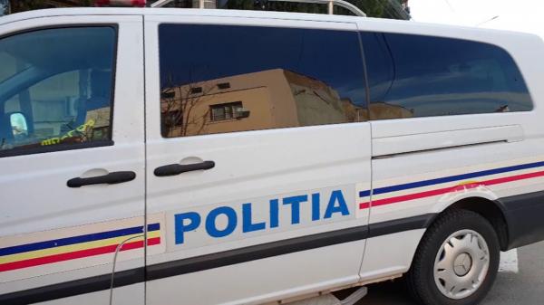 Doi copii au sunat la 112 şi spunând cineva e în pericol de moarte. Când au văzut agenţii, au fugit de acasă