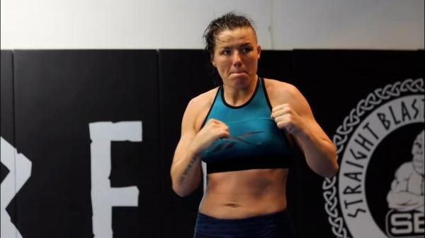 O luptătoare MMA a băgat în spital doi polițiști care voiau să o dea jos dintr-un avion